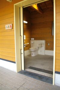 トイレ棟　車いす対応トイレ入口