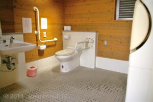 トイレ棟　車いす対応トイレ内部