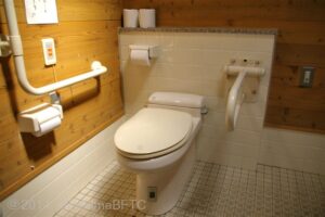 トイレ棟　車いす対応トイレの便器回り