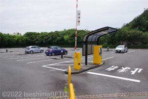 ホテルの駐車場のようす。ゲート式。宿泊客はフロントで無料化してもらえる。