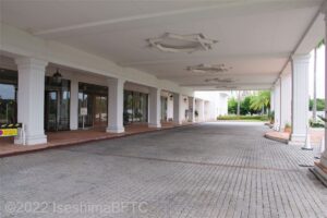 玄関前の車寄せのようす。大きな屋根がついている。