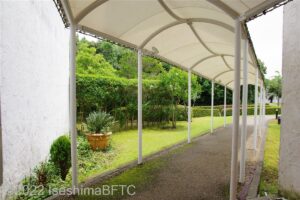 ホテルからパークへの屋外通路のようす。