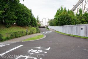 横断歩道の先の経路。ここからパークのゲートまで上り坂が続く。