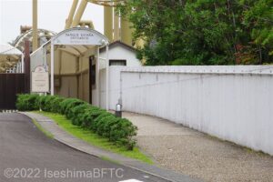 パークのゲート。ここはホテルや温泉へ行き来するためのゲート小さなで、一般のゲートではない。