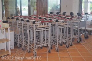 ホテル宿泊客の荷物を運ぶカートがたくさん置かれている。自由に使うことができる。