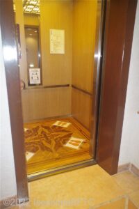 エレベーターの内部が分かる写真。四方には手すりが付いている。