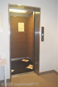エレベーターの中が見える写真。中も少し狭い。