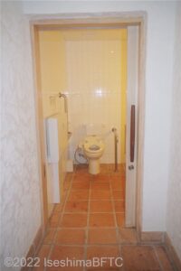 1階にある車いす対応トイレの入り口のようす。スライドドアになっている。