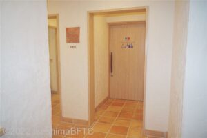 2階の車いす対応トイレのドア付のようす。