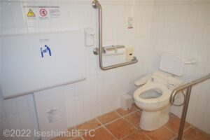 車いす対応トイレにはベビーシートもある。