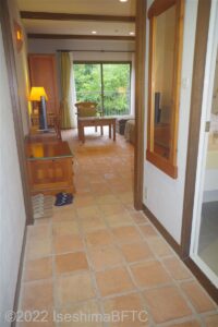 ハンディキャップルームの入り口付近の通路から客室を眺めたようす。通路の右側にバス、トイレがある。