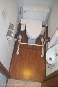 トイレの広さが分かる写真。一般のトイレと同じぐらいの広さ。便器には簡易の手すり設置してある。