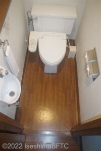 客室のトイレのようす。一般の家庭と同じぐらいの広さ。