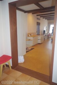 ファミリールームようす。靴を脱いで入る。床はフローリングになっている。