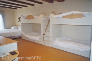 2段ベッドの色は白。2つ並んだ2段ベッドの間に階段が付いている。