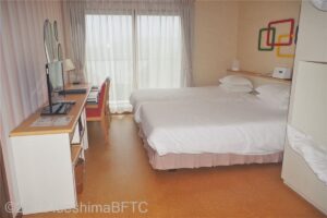 窓際の2つのベッドは、隙間なく置かれている。