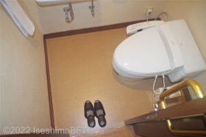 トイレのようす。一般の家庭と同じぐらいの広さ。