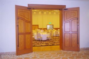 宴会場の入り口のようす。大きな観音開きのドアが付いている。