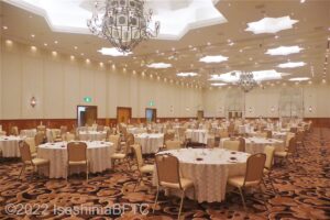 宴会場の中のようす。天井には大きなシャンデリアが飾られて切る。