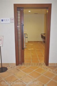 1階喫煙所入口のようす。