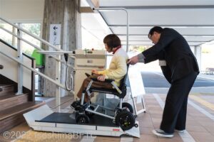 階段昇降機に車いすのまま乗り込んだようす