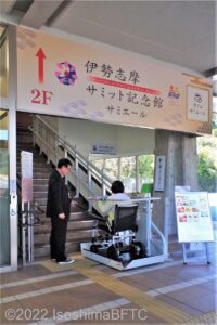 スタッフの操作で2階へ向かう車いす使用者
