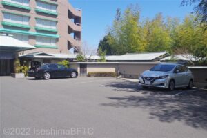 建物前の駐車場