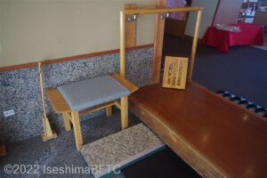 正面入口　いすと手すり