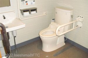 車いす対応トイレ便器と洗面回り