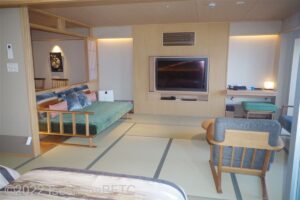 605号室　ベッド方向から室内を見る