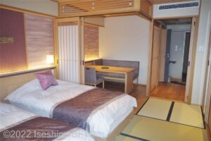 和室（部屋食）　窓側からダイニングをみたところ