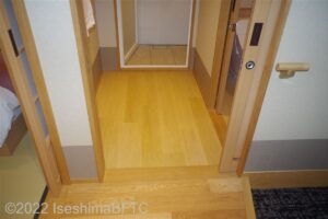 和室（ダイニング食）　トイレ・シャワールーム入口