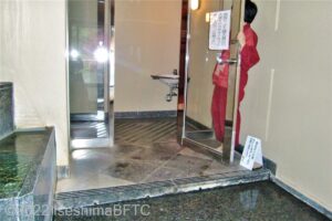 男性用大浴場　浴室入口2