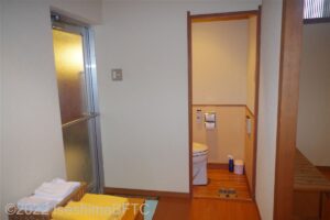 貸切風呂　脱衣所トイレ入口