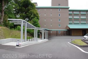 駐車場から建物までの通路