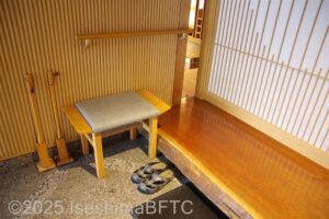 正面入口　いすと手すり