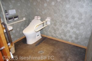 車いす対応トイレ室内のようす
