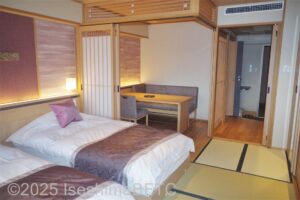 和室（夕食部屋食）　窓側からダイニングをみたところ