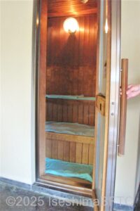 男性用大浴場　サウナ入口