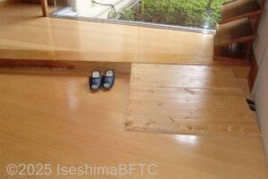 女性用大浴場入口の上がりかまち段差