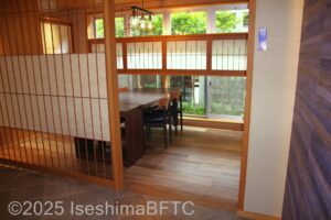 テーブル席個室入口