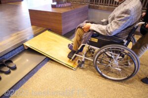 簡易スロープを車いすで上がるようす