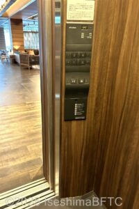 本館エレベーター　内部の操作ボタン