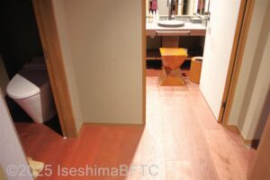 436号室　右正面に洗面入口、左にトイレ入口
