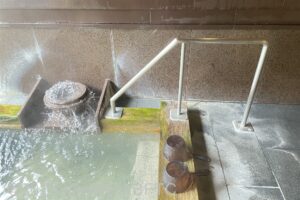 「かげろうの湯」露天風呂の中段と手すり