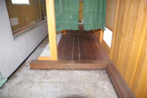 入口扉の先の段差