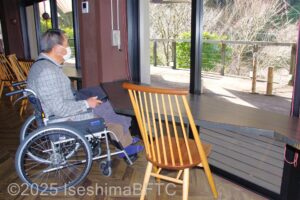 山のダイニング「滝のべ」　窓際のカウンター席に車いすの男性がついているようす
