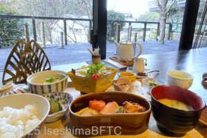 カウンターに朝食が並んでいるようす