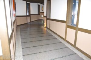 本館から楓韻の館へのスロープ