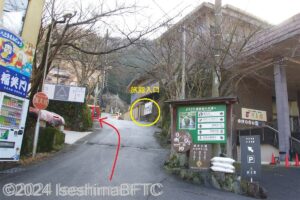 駐車場への坂の上がり口